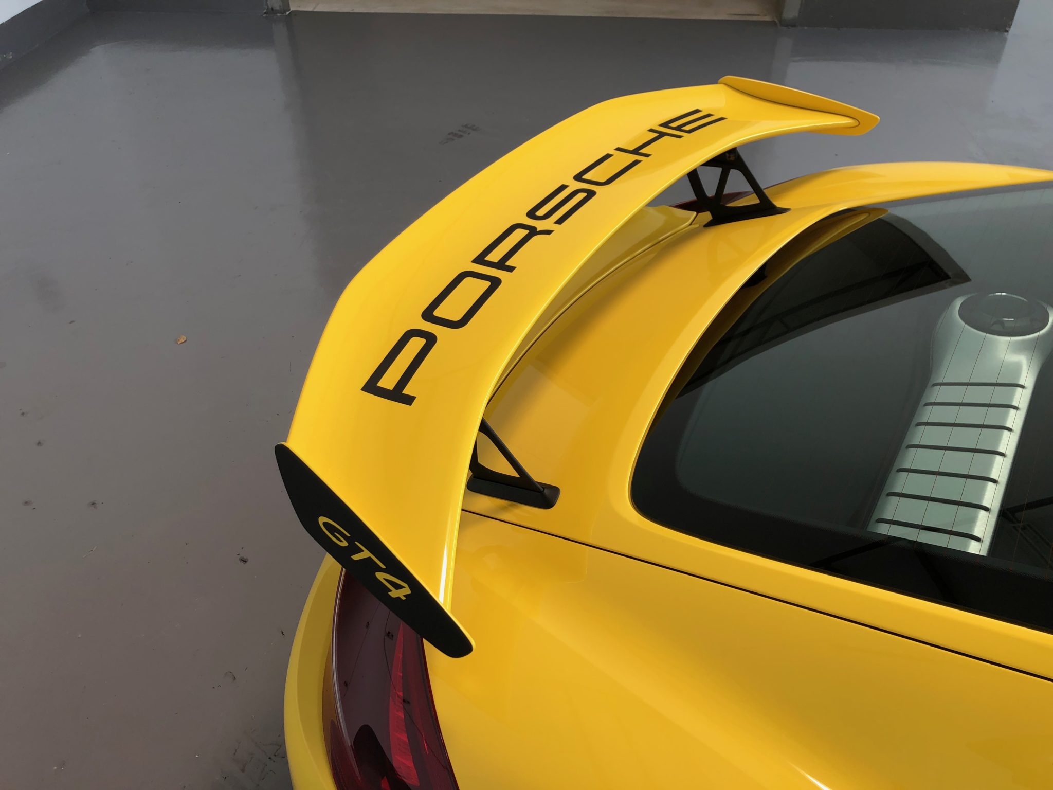 Porsche GT4 mit Design und Lackschutzfolie