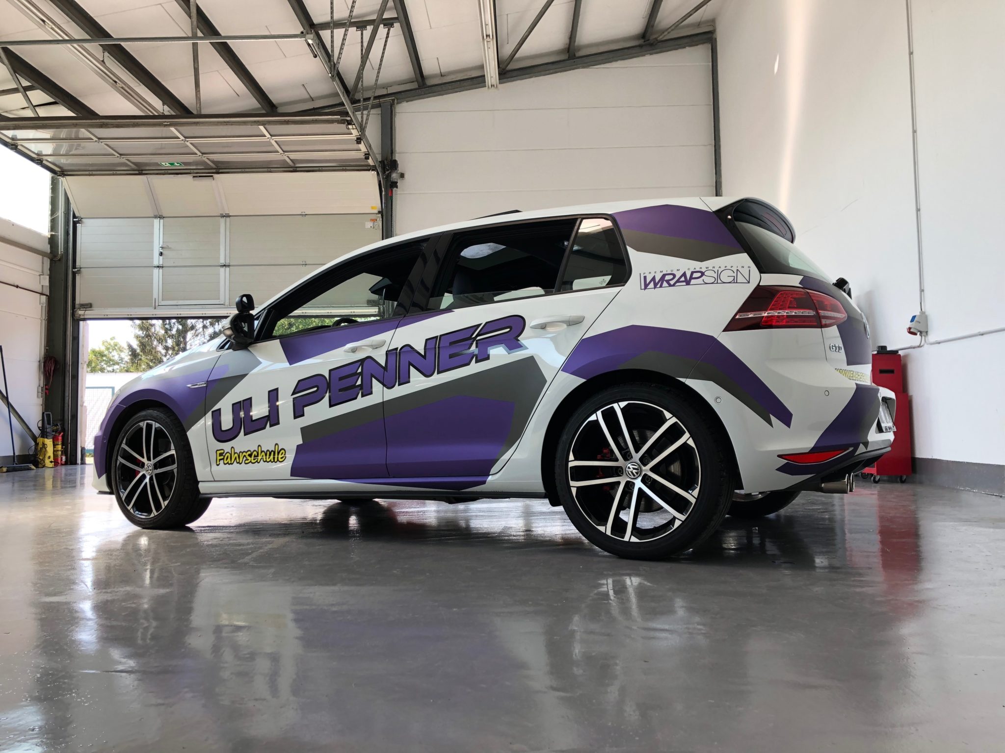 Golf GTD im Camouflage Design lila grau