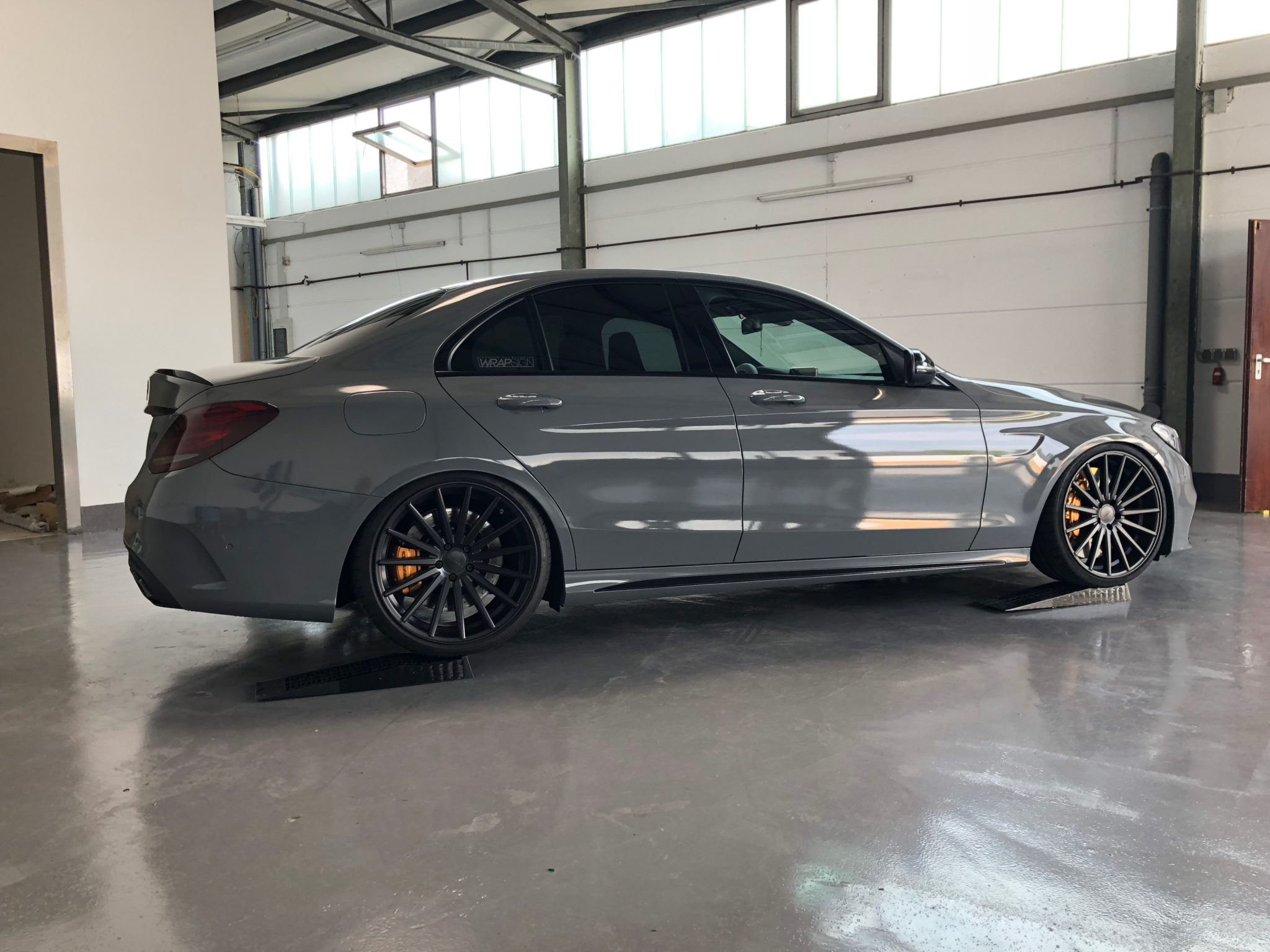Mercedes C63 AMG in Nardograu mit Nightpaket