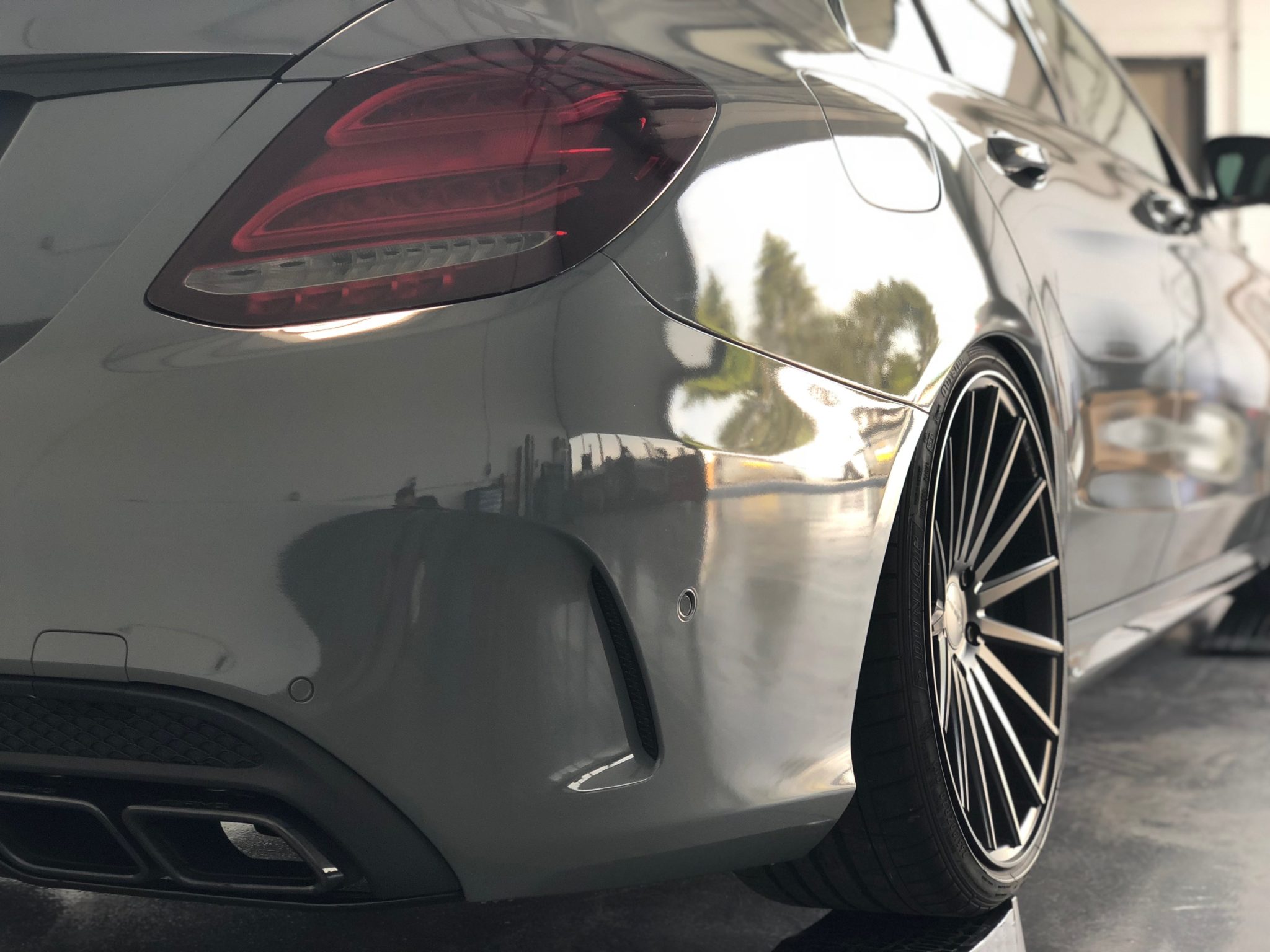 Mercedes C63 AMG in Nardograu mit Nightpaket