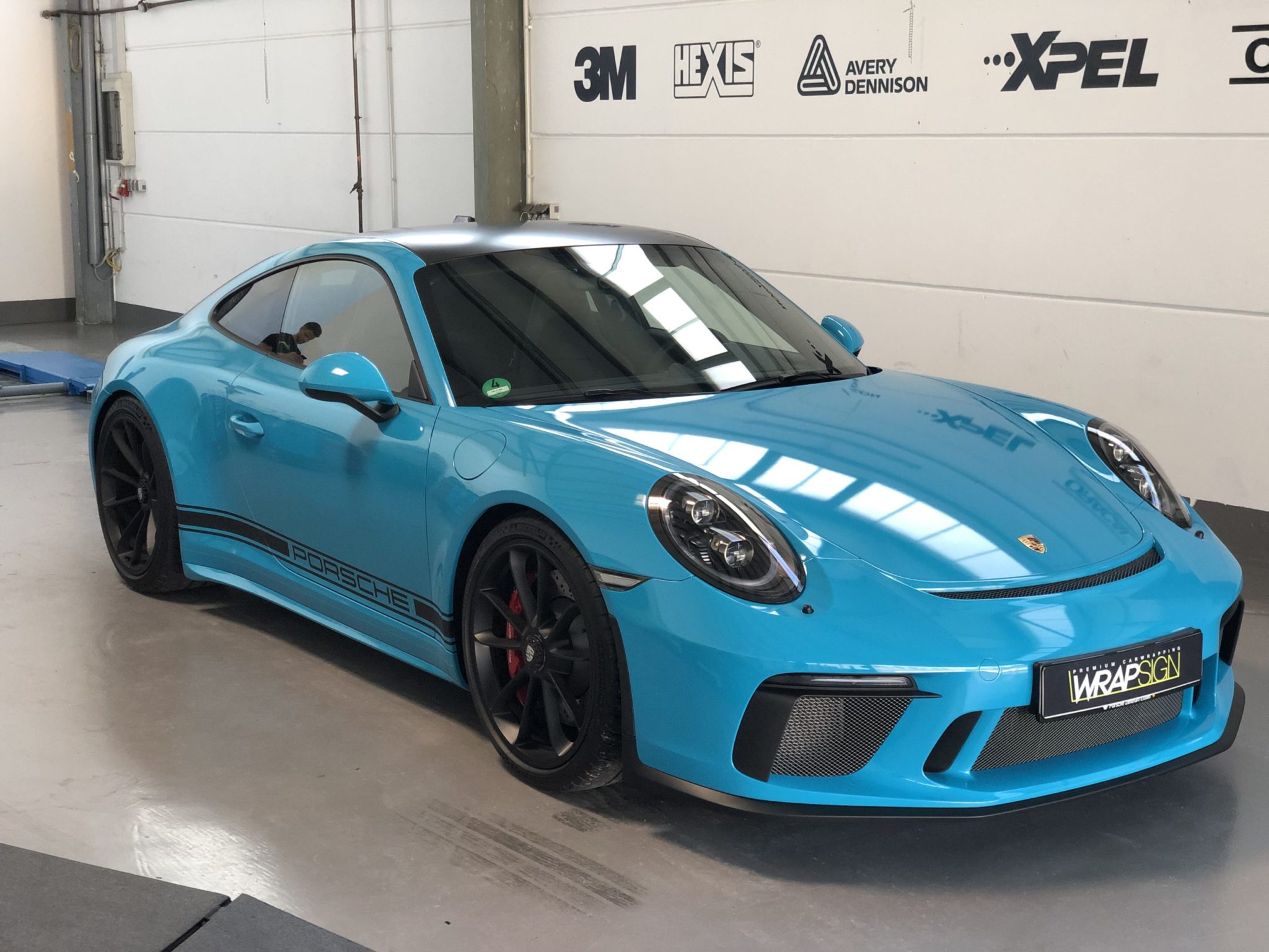 Porsche GT3 Touring Miami Blue Folierung