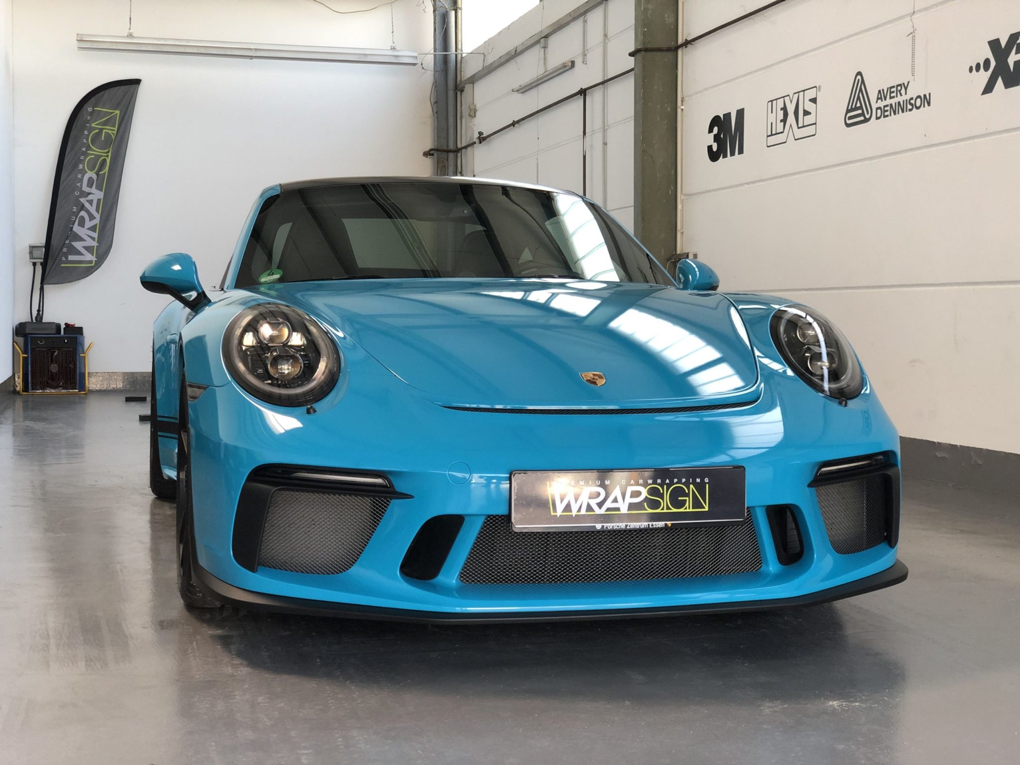 Porsche GT3 Touring Miami Blue Folierung