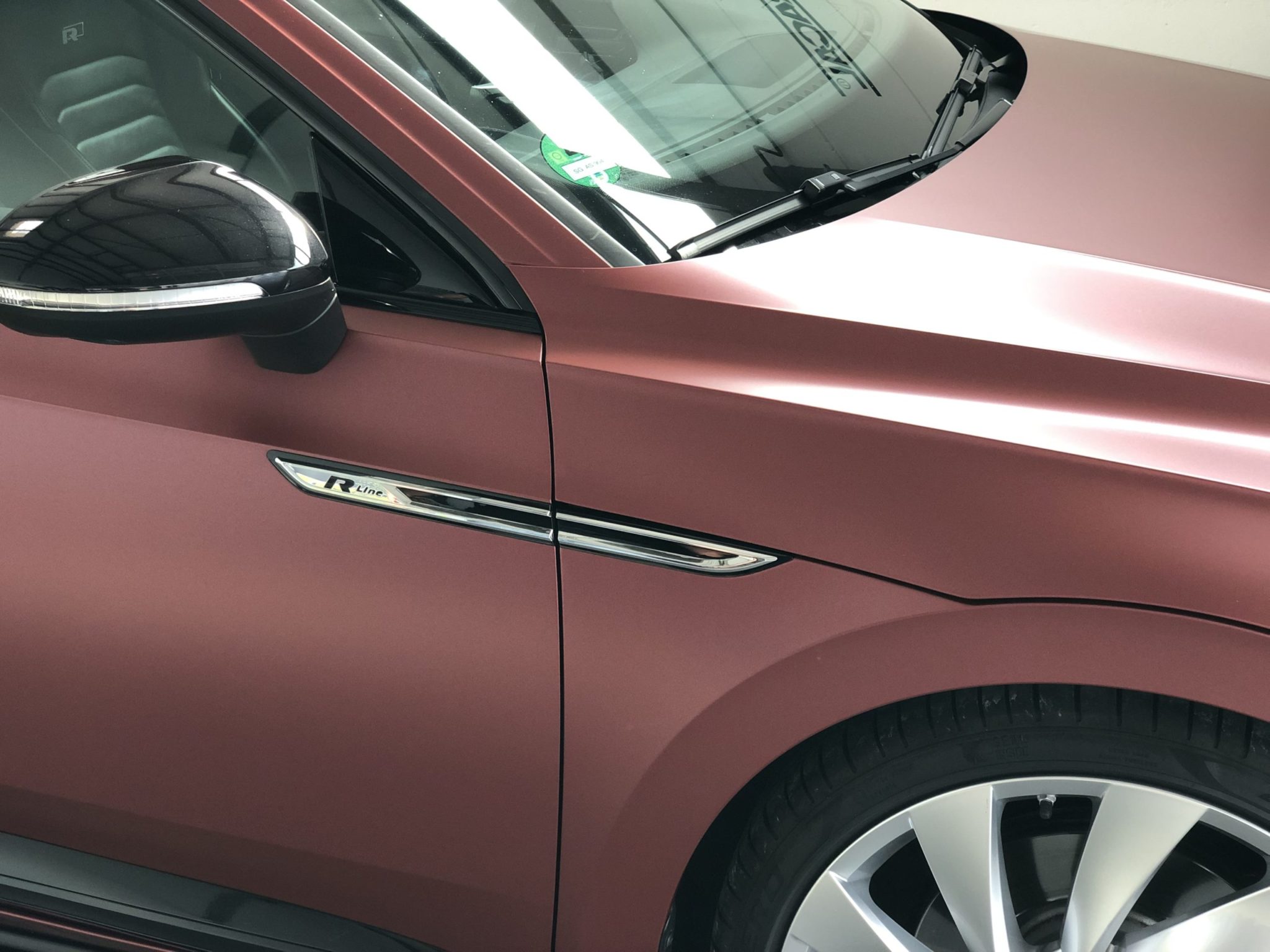 VW Arteon Oracal Rot Braun Metallic