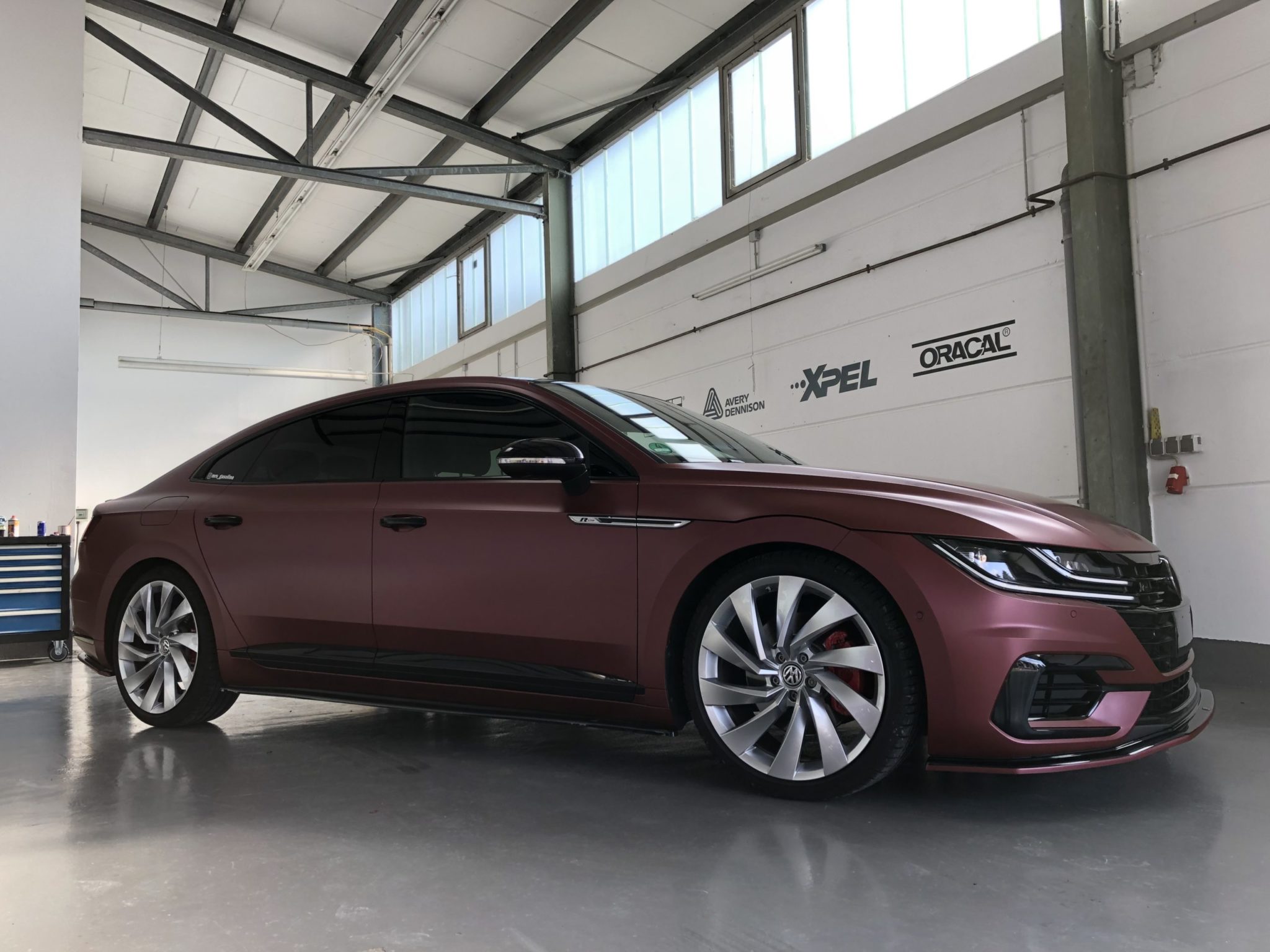VW Arteon Oracal Rot Braun Metallic